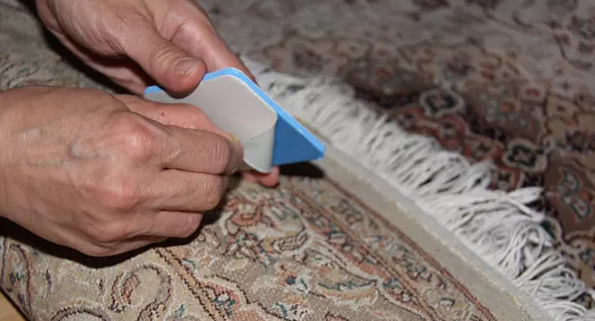 روش مؤثر برای جلوگیری از سر خوردن و لیز خوردن فرشها